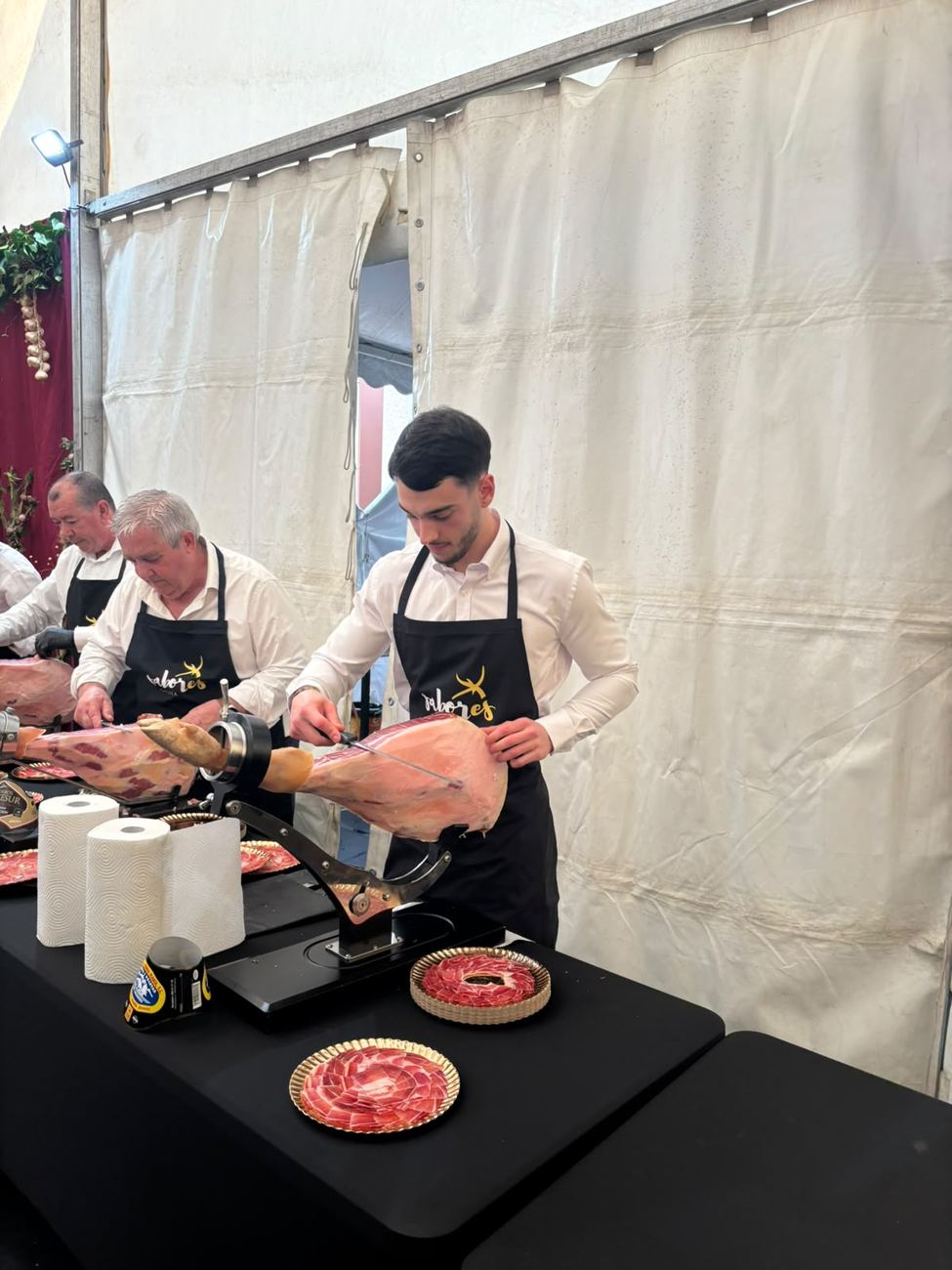 Adrián Torrente cortando jamón ibérico en un evento