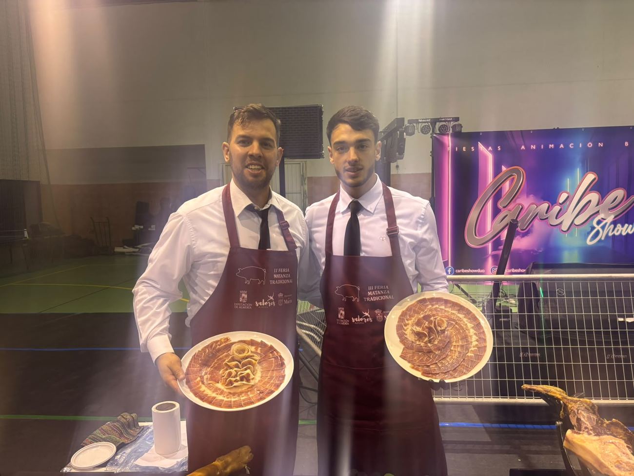 Adrián Torrente con otro cortador de jamón mostrando sus platos en un evento