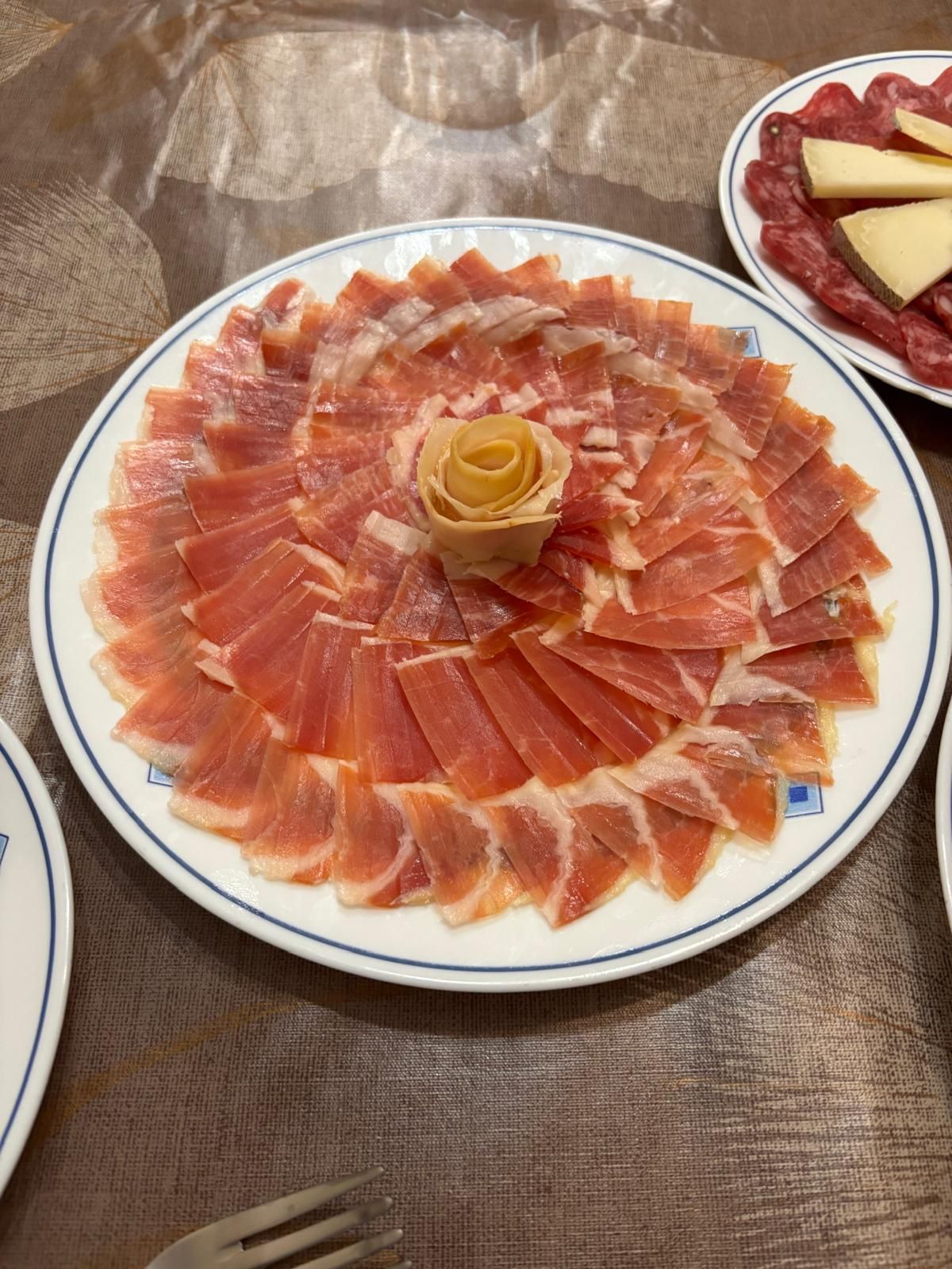 Plato de jamón cortado a cuchillo por Adrián Torrente, con rosa de tocino en el centro